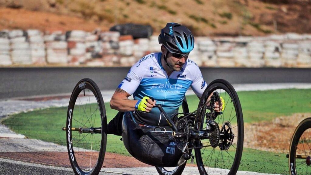 Iván Manuel Montero haciendo ciclismo adaptado