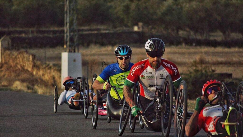 Ciclistas haciendo deporte