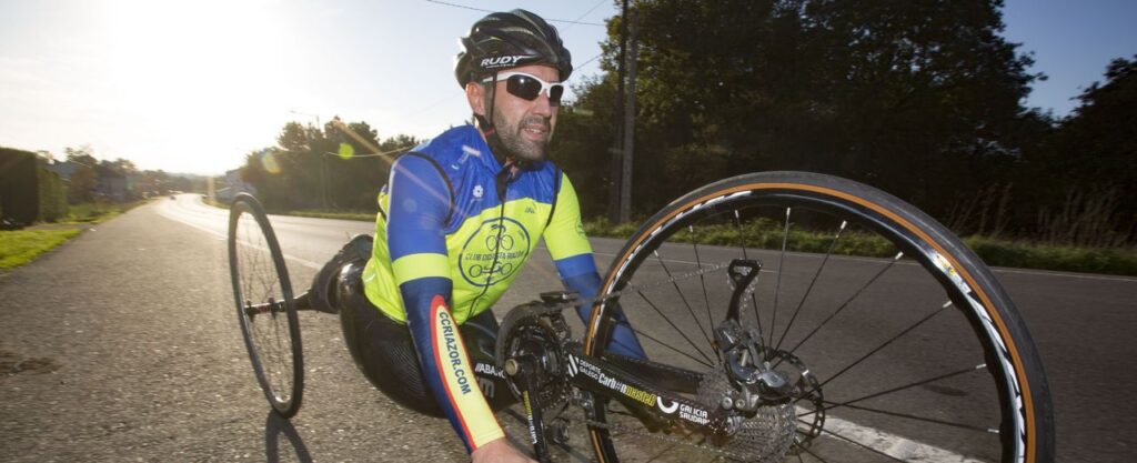 Iván Montero con una bici adaptada para paraciclismo